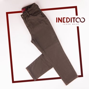 Jeans durável e corte reto, perfeito para o ano todo!